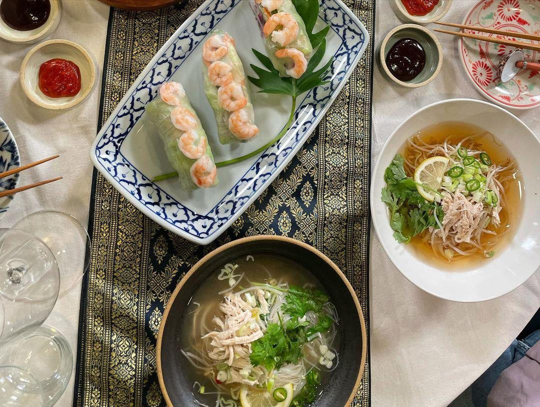 Tô hủ tiếu gà “nhìn thôi đã thấy ngon” cùng phần gỏi cuốn được nhận xét là “béo núc ních”.