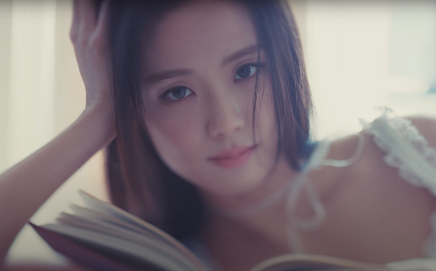 MV FLOWER nhận được nhiều lời tán dương của khán giả bởi nhan sắc thăng hạng của Jisoo và những phân cảnh được đầu tư chỉn chu về trang phục, góc quay. MV FLOWER nhận được nhiều lời tán dương của khán giả bởi nhan sắc thăng hạng của Jisoo và những phân cảnh được đầu tư chỉn chu về trang phục, góc quay.