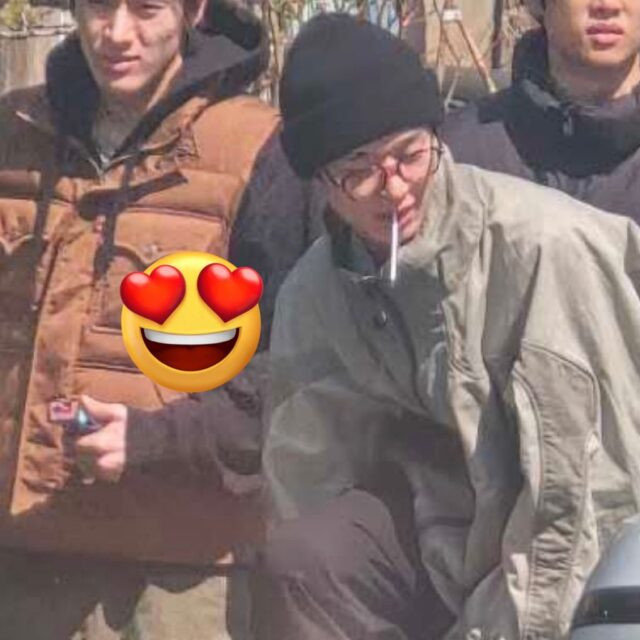 Những tấm ảnh được đăng tải từ "nội chiến" fan THE BOYZ cho thấy Juyeon, Eric và Sunwoo có hành vi hút thuốc, trong khi Hyunjae và Sangyeon thì tụ tập nhậu nhẹt với bạn khác giới.