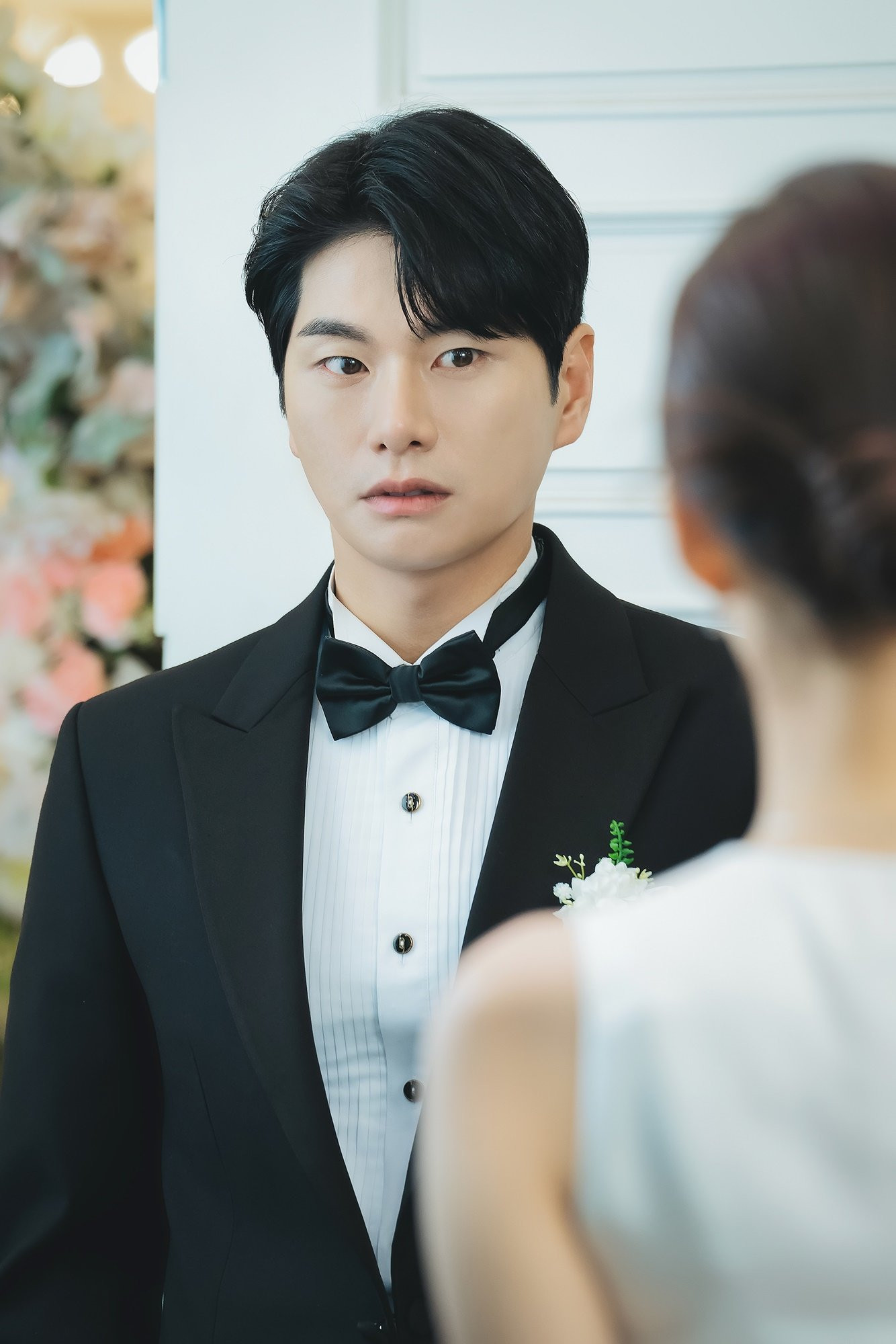 Về phần Park Min Hwan, anh chàng không chỉ bất ngờ bởi dung mạo xuất chúng của người bạn gái cũ mà còn "xịt keo" trước đống giấy nợ mà Ji Won gửi đến ngay trong lễ cưới. Về phần Park Min Hwan, anh chàng không chỉ bất ngờ bởi dung mạo xuất chúng của người bạn gái cũ mà còn "xịt keo" trước đống giấy nợ mà Ji Won gửi đến ngay trong lễ cưới.