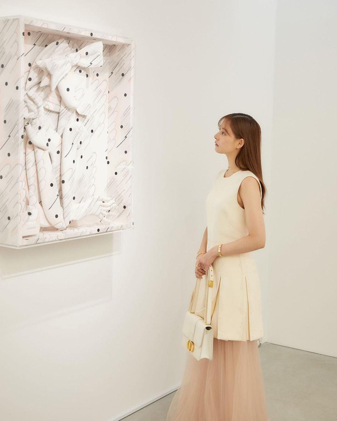 Yuko Araki thường xuyên &quot;vi vu&quot; cùng những kiểu đầm suôn dài, đơn sắc phối hợp với túi xách &quot;tông xuyệt tông&quot; với trang phục, tạo cảm giác thanh lịch, tinh tế.