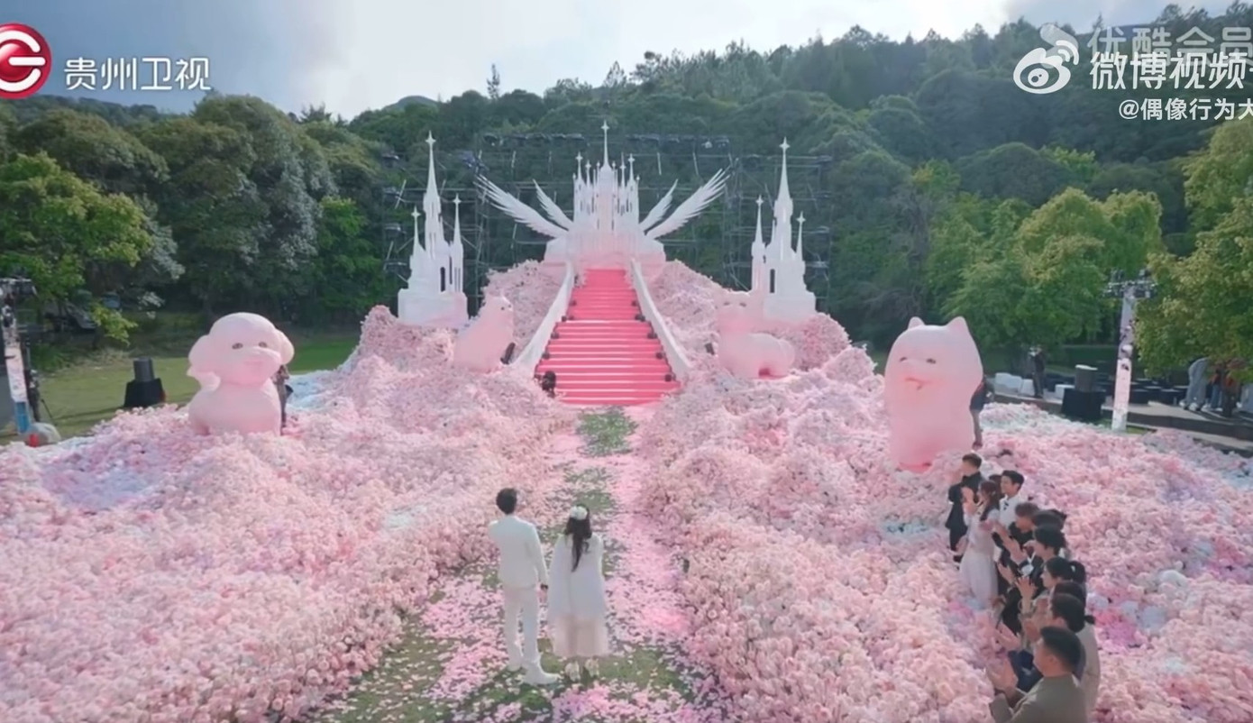 Khung cảnh của buổi lễ cầu hôn được phủ đầy hoa, các vật phẩm trang trí đáng yêu cùng sắc hồng lãng mạn. Khung cảnh của buổi lễ cầu hôn được phủ đầy hoa, các vật phẩm trang trí đáng yêu cùng sắc hồng lãng mạn.