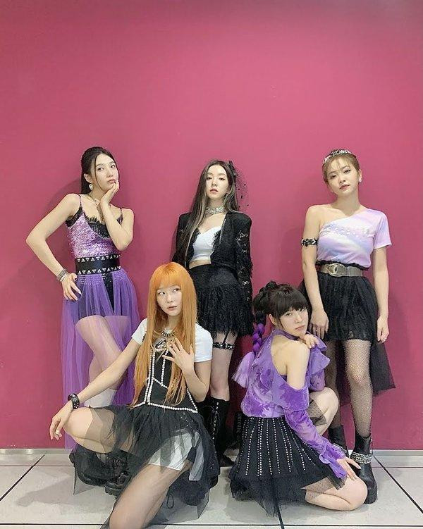 Bức ảnh cả nhóm Red Velvet được ELLE đăng tải.