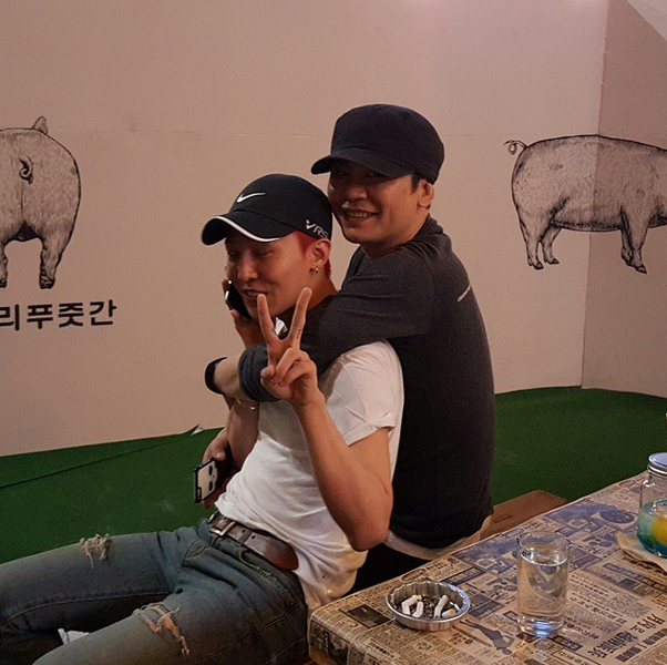 Sports Seoul đưa tin Yang Hyun Suk đã tức giận, yêu cầu G-Dragon: "Dẹp sạch mối quan hệ với Galaxy để tái ký cùng YG" nhưng anh đã có quyết định riêng của mình.