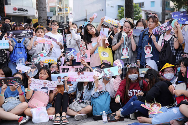 Với làn sóng Hallyu đang ngày càng khuấy đảo giới trẻ quốc tế, Chính phủ Hàn Quốc xem loại visa này là cơ hội tốt để tạo điều kiện giúp những người hâm mộ được gần với idol mình hơn. Với làn sóng Hallyu đang ngày càng khuấy đảo giới trẻ quốc tế, Chính phủ Hàn Quốc xem loại visa này là cơ hội tốt để tạo điều kiện giúp những người hâm mộ được gần với idol mình hơn.