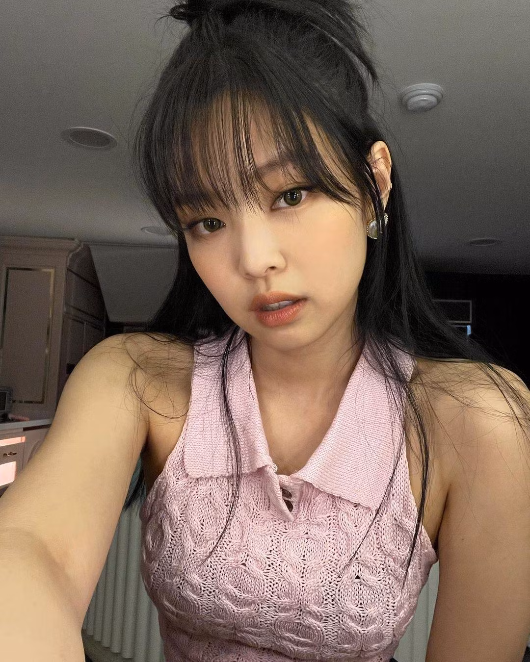 Người hâm mộ hi vọng sự thoải mái và hạnh phúc của Jennie sẽ là bước đệm cho những bùng nổ của cô nàng trong thời gian tới.