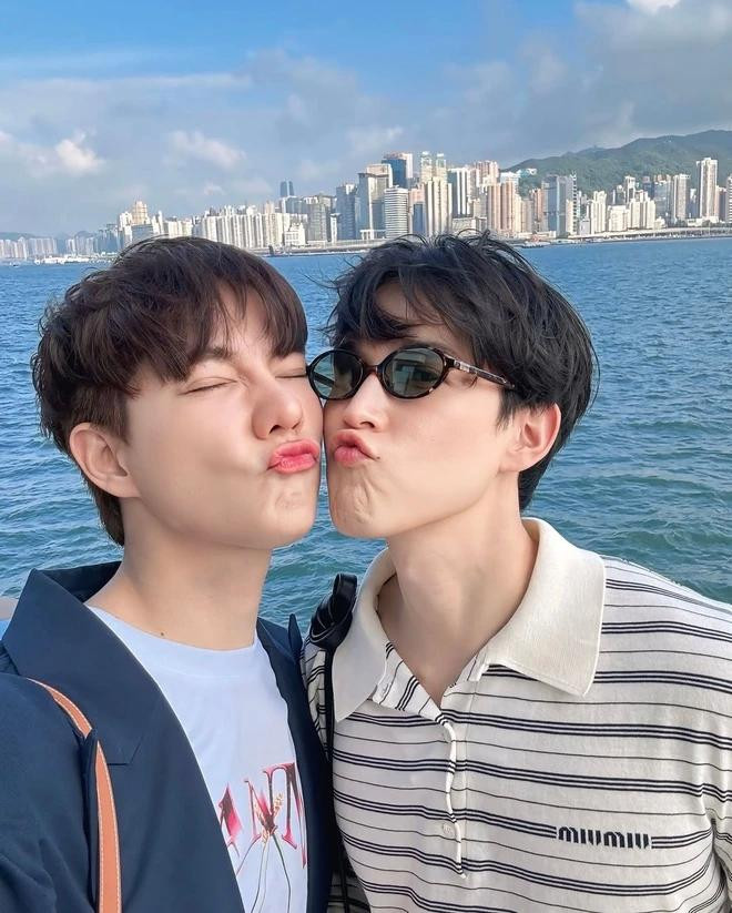 Both và Newyear từng được tung hô là "cặp đôi đồng tính đẹp nhất Thái Lan". Both và Newyear từng được tung hô là "cặp đôi đồng tính đẹp nhất Thái Lan".