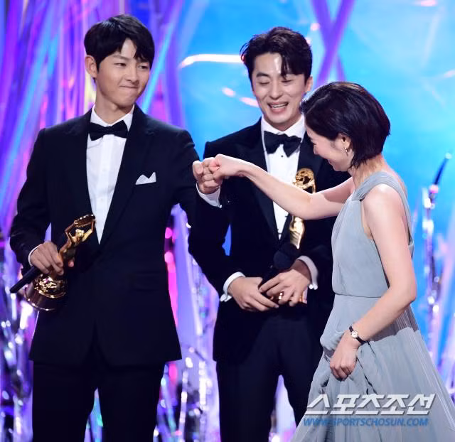 Liệu Song Joong Ki và Jeon Yeo Bin có thực sự "phim giả tình thật"? Đây vẫn là câu hỏi còn bỏ ngỏ, chưa được người trong cuộc xác nhận.