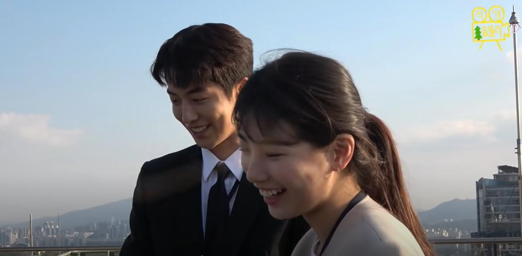 Đối diện với lời trêu ghẹo của Nam Joo Hyuk, Suzy đánh nhẹ bạn diễn của mình mình và hỏi ngược lại: "Sao sau cảnh hôn, cậu cứ hỏi mình ăn gì vậy?". Đối diện với lời trêu ghẹo của Nam Joo Hyuk, Suzy đánh nhẹ bạn diễn của mình mình và hỏi ngược lại: "Sao sau cảnh hôn, cậu cứ hỏi mình ăn gì vậy?".