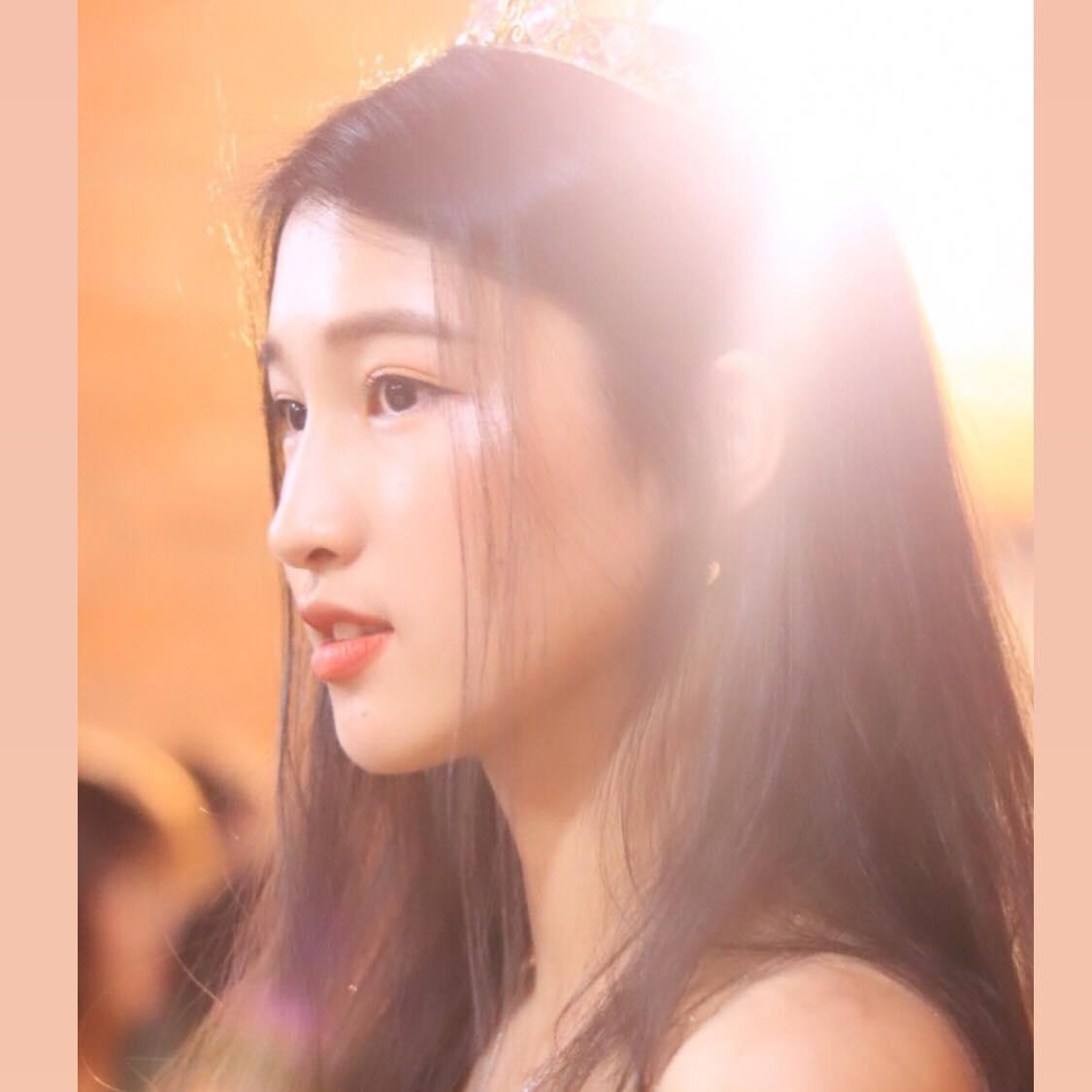 Hình ảnh đội vương miện vào buổi dạ tiệc cuối năm cấp 3 được chính cô nàng chia sẻ như một "điềm báo" cho một nàng Á hậu đầy tiềm năng.