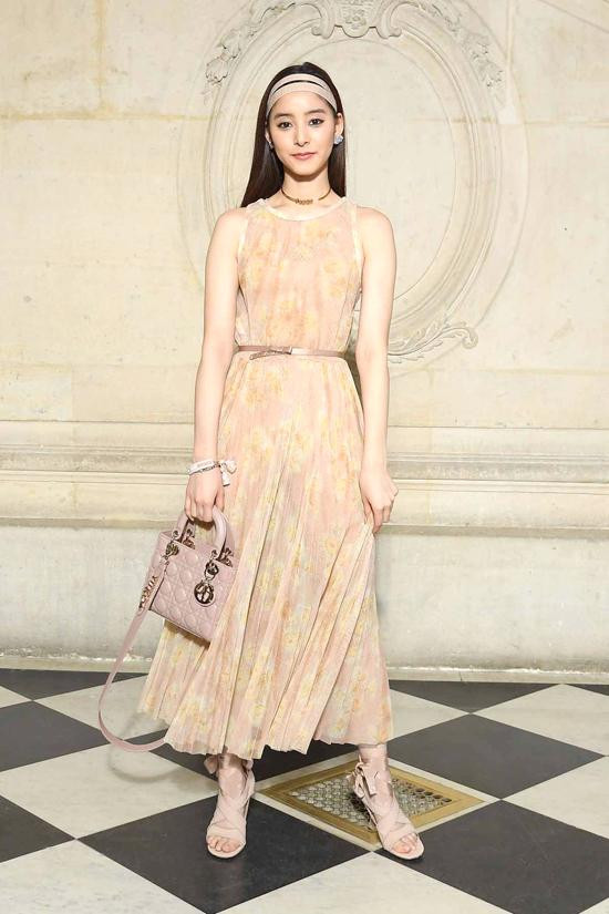 Tại Tuần lễ thời trang Paris 2019, phong cách của Yuko Araki được giới mộ điệu đánh giá cao. Người đẹp gây ấn tượng với vóc dáng thon thả, khuôn mặt thanh tú tôn lên vẻ đẹp của trang phục.