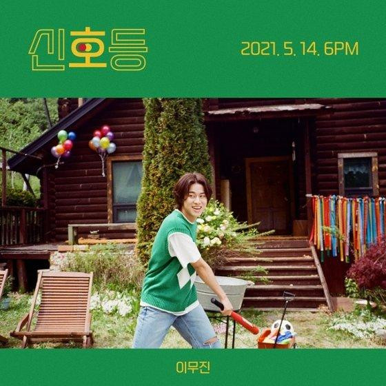 Không quảng bá rầm rộ hay tung album vật lý, Traffic Light vẫn giành 3 chiến thắng âm nhạc bằng sự đón nhận nhiệt tình của công chúng xứ Hàn.