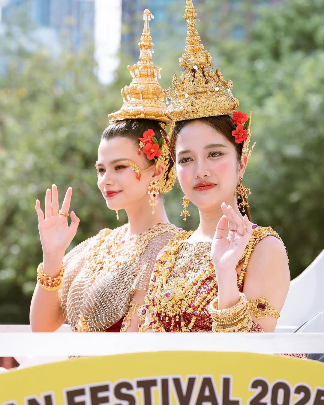 Cặp đôi được khen là có thần thái tao nhã, truyền tải được nét linh thiêng, trang trọng của bộ trang phục truyền thông trứ danh của Thái Lan trong mùa lễ Songkran. Cặp đôi được khen là có thần thái tao nhã, truyền tải được nét linh thiêng, trang trọng của bộ trang phục truyền thông trứ danh của Thái Lan trong mùa lễ Songkran.