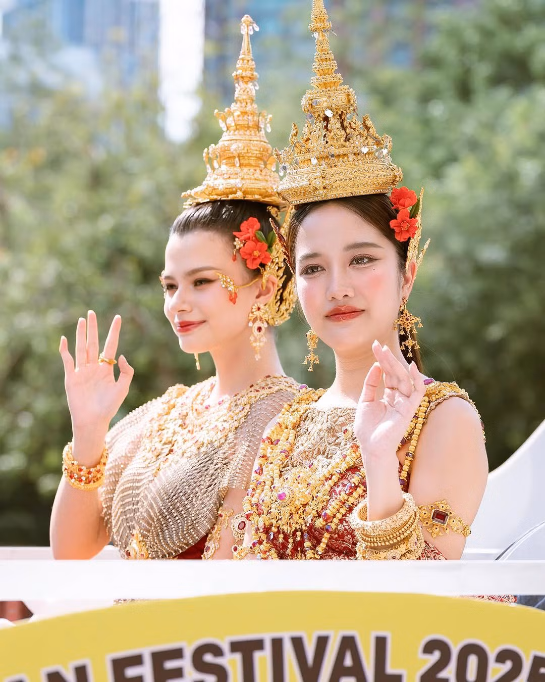 Cặp đôi được khen là có thần thái tao nhã, truyền tải được nét linh thiêng, trang trọng của bộ trang phục truyền thông trứ danh của Thái Lan trong mùa lễ Songkran.