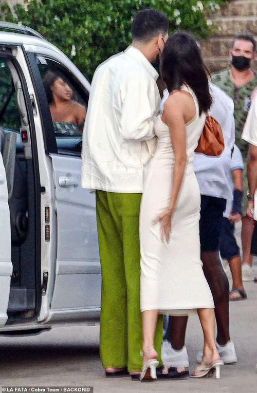 Nữ siêu mẫu và bạn trai kém tuổi không ngần ngại trao cho nhau những cử chỉ thân mật.