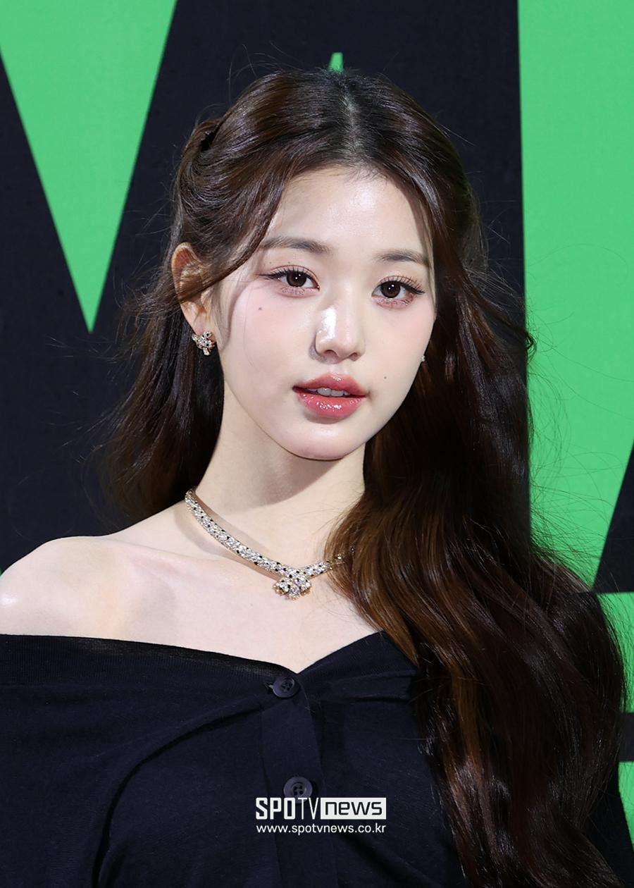 Wonyoung xứng danh visual "hàng thật giá thật" với vẻ ngoài tỏa sáng, bất chấp ống kính "hung thần" của truyền thông. Wonyoung xứng danh visual "hàng thật giá thật" với vẻ ngoài tỏa sáng, bất chấp ống kính "hung thần" của truyền thông.