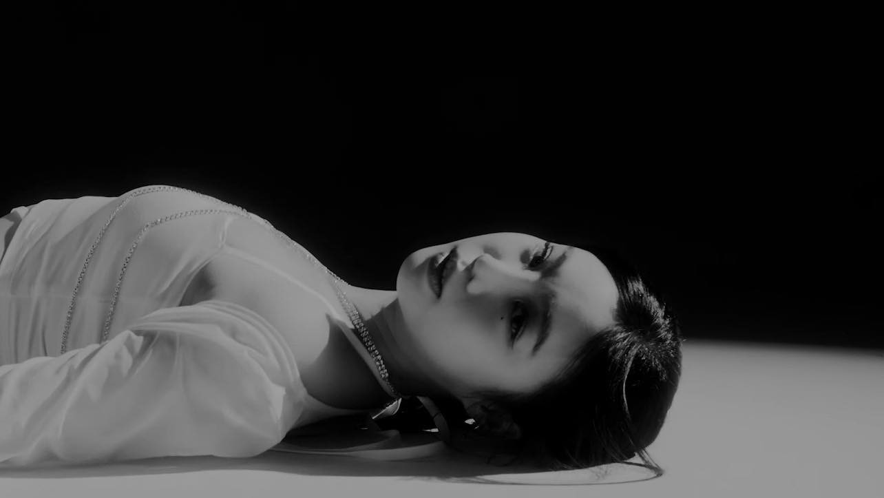 Có thể thấy dance video mới nhất của Soojin sau những lùm xùm là một "phép thử" cho những phản ứng và đón nhận của công chúng. Có thể thấy dance video mới nhất của Soojin sau những lùm xùm là một "phép thử" cho những phản ứng và đón nhận của công chúng.