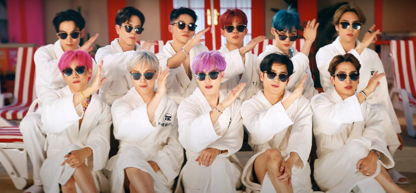 Phân đoạn đeo kính râm hài hước nhưng vẫn không dìm nổi visual lung linh của The Boyz. Phân đoạn đeo kính râm hài hước nhưng vẫn không dìm nổi visual lung linh của The Boyz.