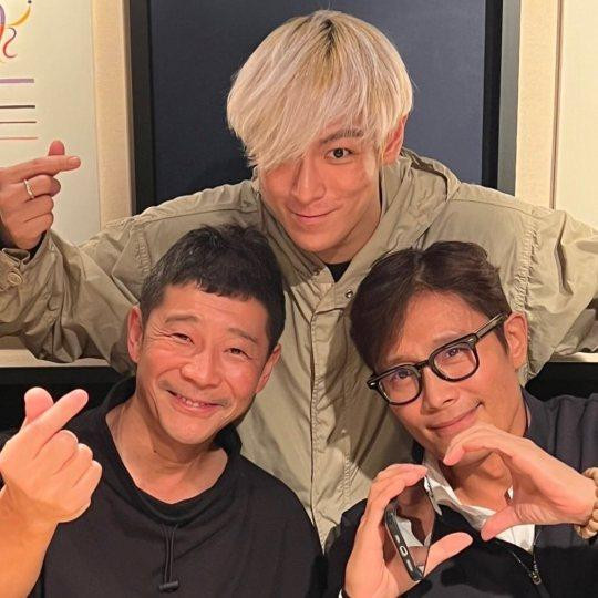 Trước đó vào tháng 9, Yusaku Maezawa đăng lên trang cá nhân của mình những tấm ảnh chụp chung với T.O.P cùng Lee Byung Hyun khiến fan đã &quot;ngờ ngợ&quot; về kế hoạch của vị tỷ phú này. Chưa có thông tin về việc Lee Byung Hyun có tham gia #dearMoon hay không.