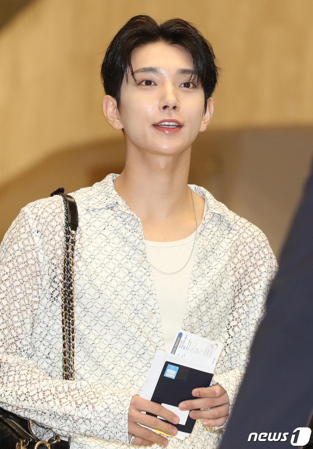 Khi có mặt tại sân bay, Joshua nở nụ cười tự tin với người hâm mộ và các phóng viên.