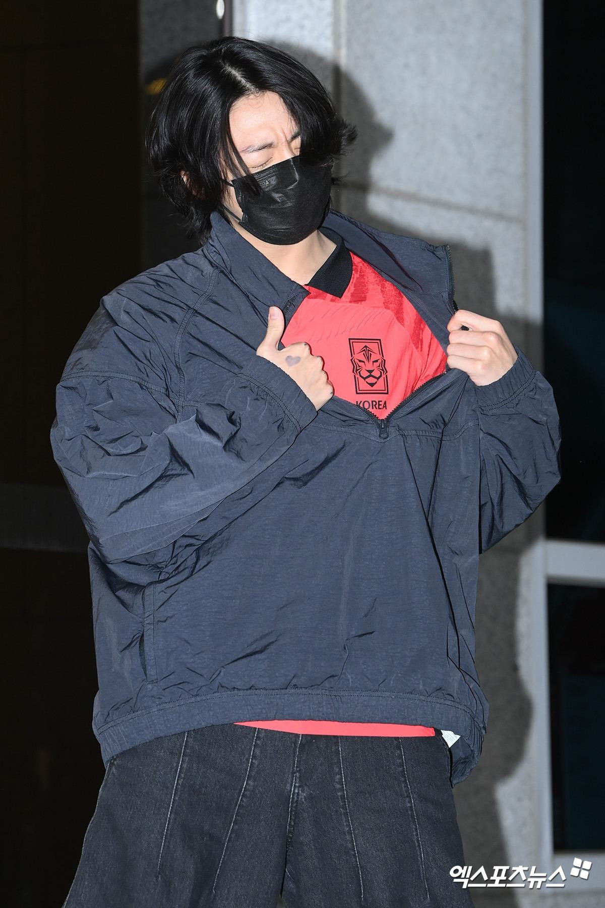 Những khoảnh khắc khoe áo của Jung Kook khiến người hâm mộ &quot;quắn quéo&quot; vì dễ thương.