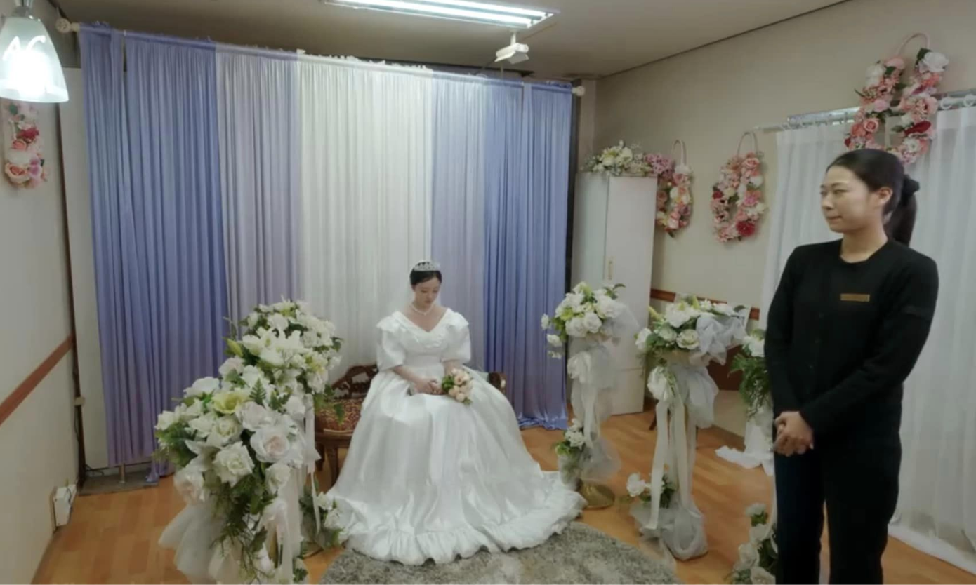 Jung Soo Min với bộ váy cưới lỗi thời do chính mẹ chồng lựa chọn, phải ngồi cô đơn trong căn phòng chờ vì không có bạn mừng cưới. Jung Soo Min với bộ váy cưới lỗi thời do chính mẹ chồng lựa chọn, phải ngồi cô đơn trong căn phòng chờ vì không có bạn mừng cưới.