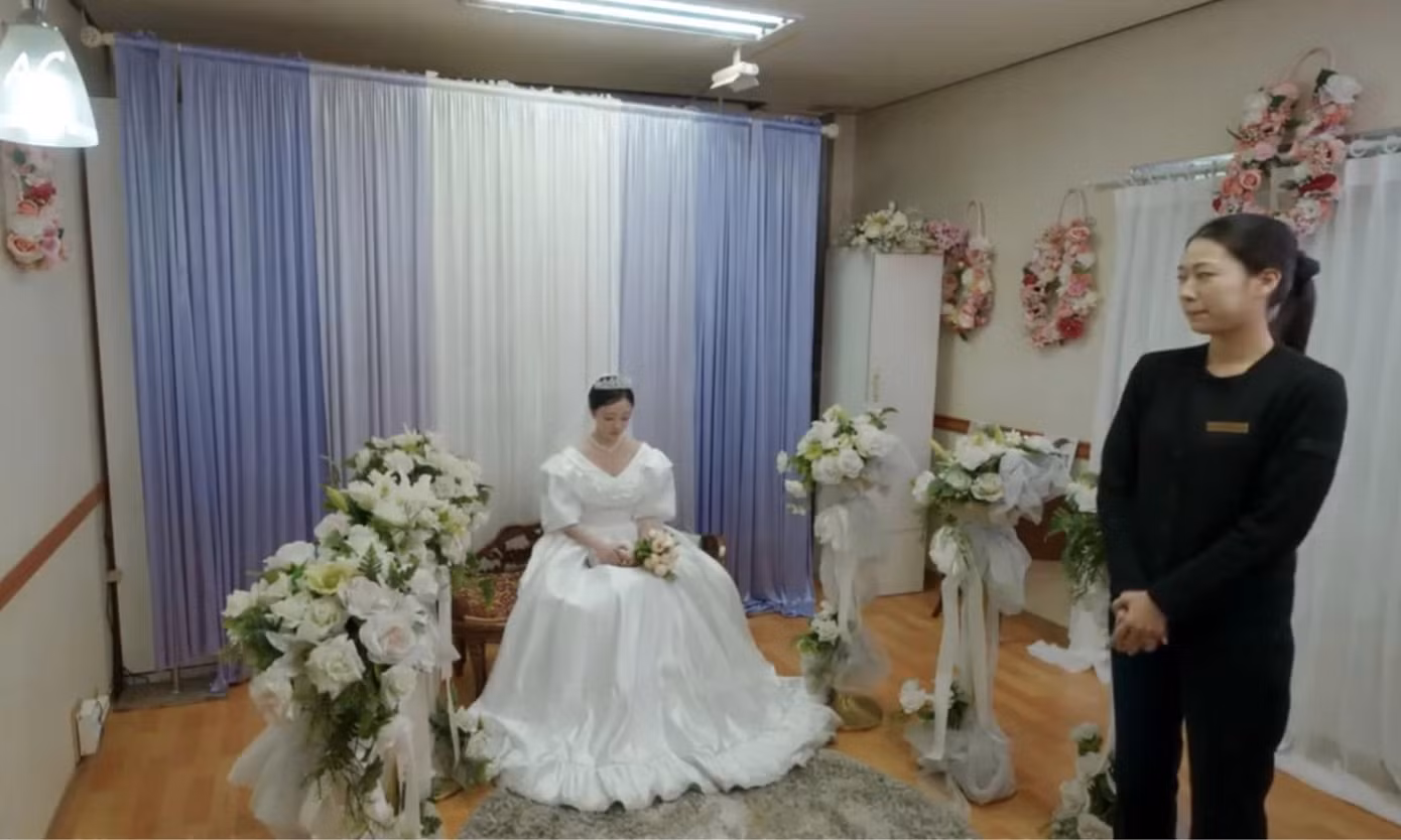 Jung Soo Min với bộ váy cưới lỗi thời do chính mẹ chồng lựa chọn, phải ngồi cô đơn trong căn phòng chờ vì không có bạn mừng cưới.