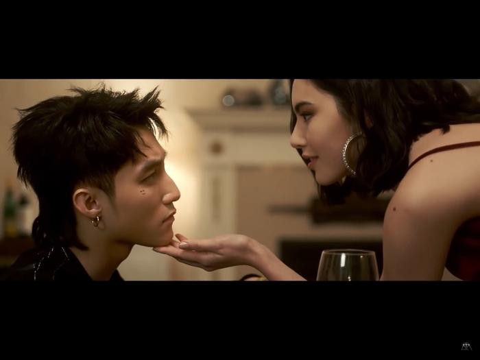 Nàng "ma nữ" xuất hiện cùng những phân đoạn đầy ma mị và quyến rũ khi kết hợp cùng chủ nhân bản hit Có Chắc Yêu Là Đây. Nàng "ma nữ" xuất hiện cùng những phân đoạn đầy ma mị và quyến rũ khi kết hợp cùng chủ nhân bản hit Có Chắc Yêu Là Đây.