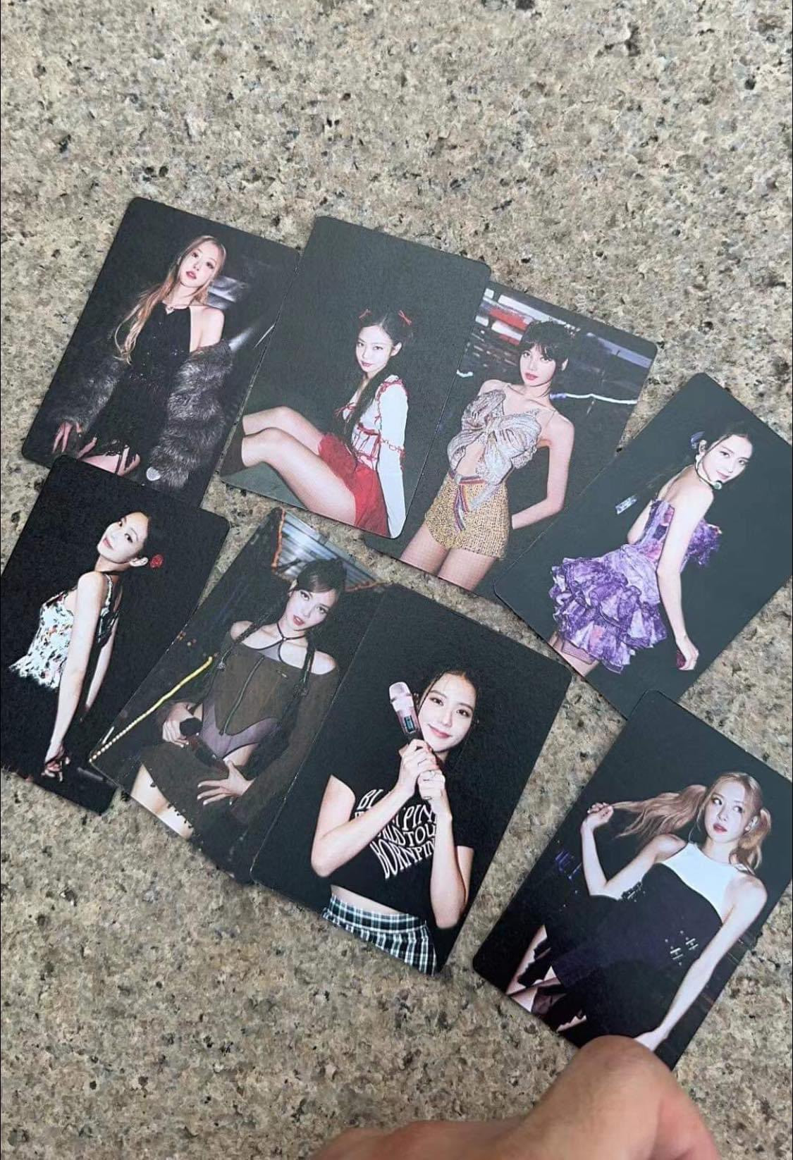 Cận cảnh 8 chiếc thẻ bo góc xinh lung linh của chị em nhà BLACKPINK. Nguồn: Twitter @onlyonejaeone