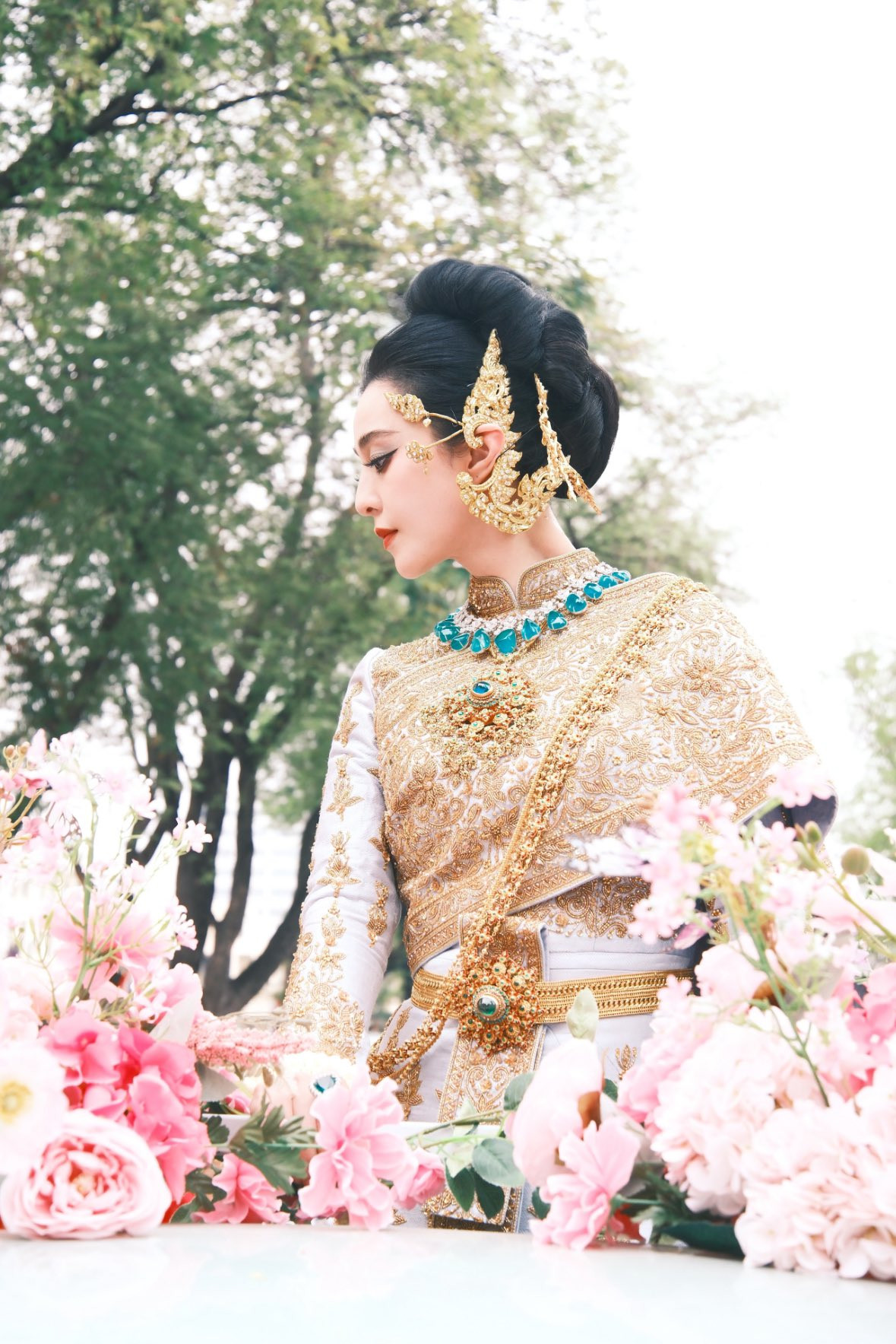 Cô được dịp khoe góc nghiêng &quot;thần thánh&quot;, làn da trắng phát sáng trước ánh mắt ngưỡng mộ của người dân Thái Lan đang tham dự lễ hội.