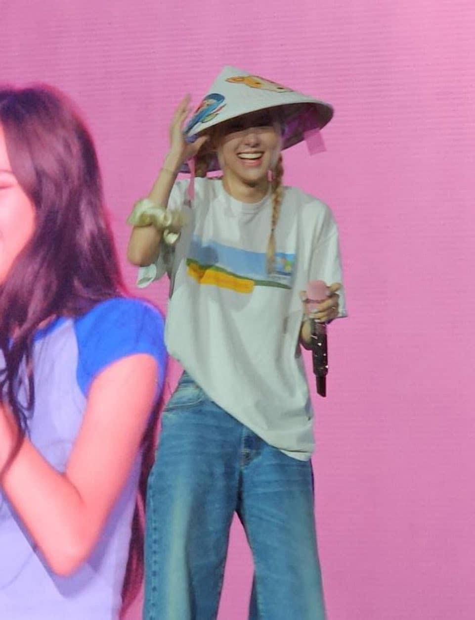 Nụ cười tít mắt của Rosé cùng chiếc nón lá khiến nhiều người hâm mộ "si mê". Nụ cười tít mắt của Rosé cùng chiếc nón lá khiến nhiều người hâm mộ "si mê".