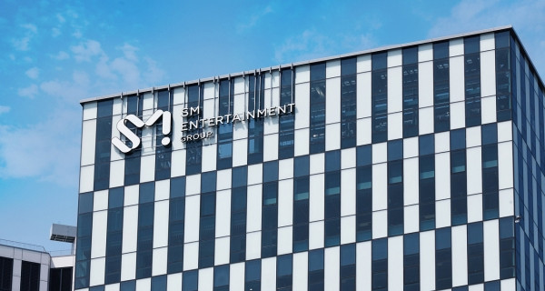 Những lời "hứa thật nhiều" của HYBE ngược lại vẫn khiến nhiều khán giả và người hâm mộ các nghệ sĩ SM cảm thấy hoài nghi. Những lời "hứa thật nhiều" của HYBE ngược lại vẫn khiến nhiều khán giả và người hâm mộ các nghệ sĩ SM cảm thấy hoài nghi.