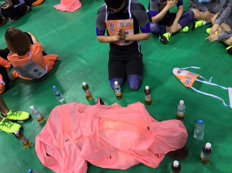 Namjoo (Apink) từng có một bức ảnh để đời vì ngủ "quên trời đất", mặc cho "đồng nghiệp" BTOB chọc phá đủ trò. Namjoo (Apink) từng có một bức ảnh để đời vì ngủ "quên trời đất", mặc cho "đồng nghiệp" BTOB chọc phá đủ trò.