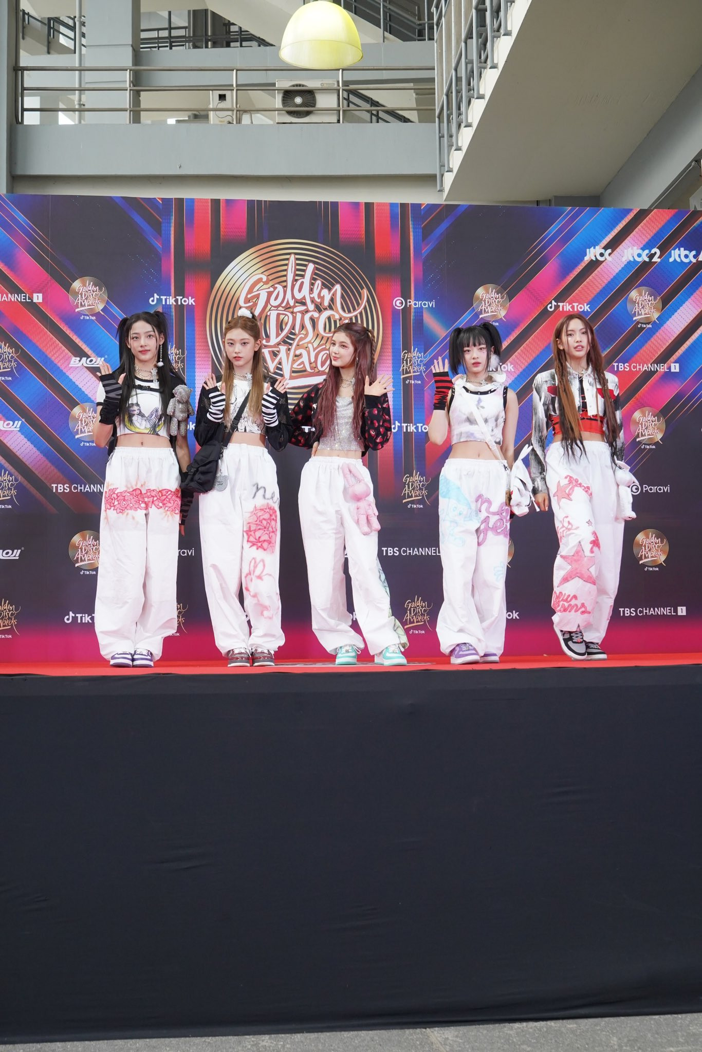 NewJeans vẫn giữ phong cách mới lạ với trang phục thảm đỏ &quot;không đụng hàng&quot;.