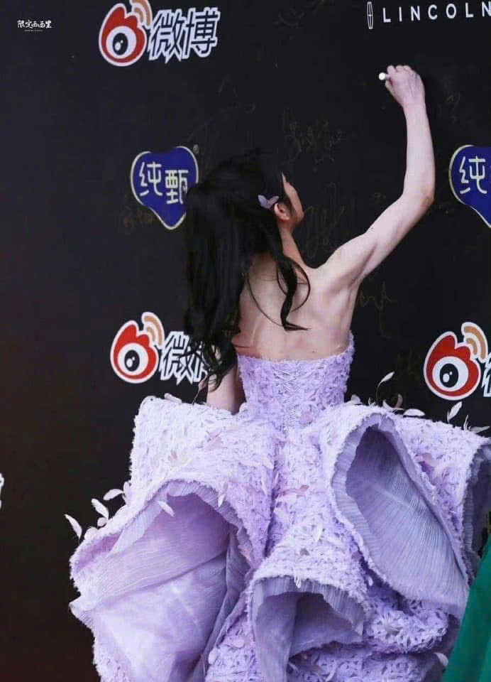 Phần cơ bắp nổi rõ của Điền Hi Vi chứng tỏ cô sở hữu một body khỏe mạnh, săn chắc.