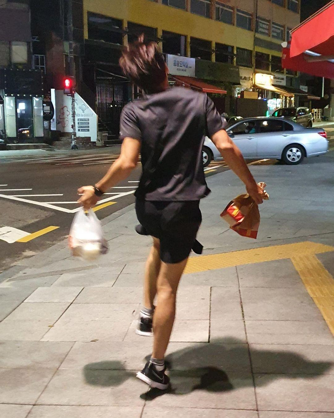 Bi Rain tíu tít nhảy chân sáo, cầm trên tay suất gà rán mới mua.