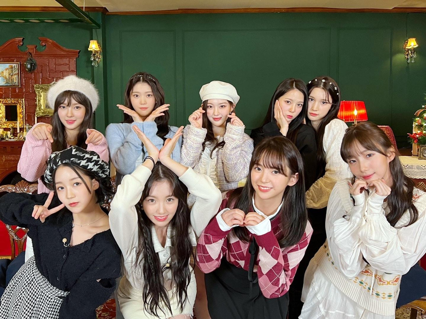 Trước đó, Kep1er khiến nhiều fan &quot;ôm tim&quot; vì nhan sắc thanh khiết, trong trẻo và thần thái vô cùng vui tươi, tự tin trong các buổi livestream.