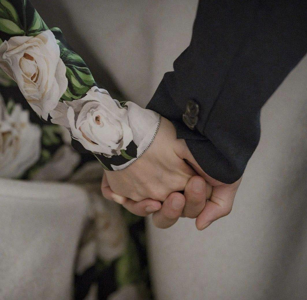 Tấm ảnh tay trong tay &quot;soft muốn xỉu&quot; của cặp đôi đã khiến nhiều người hâm mộ cảm động. Vậy là Jeong Hyuk và Yoon Seri đã thật sự bước ra từ màn ảnh nhỏ để tiến đến lễ đường ngoài đời thực.