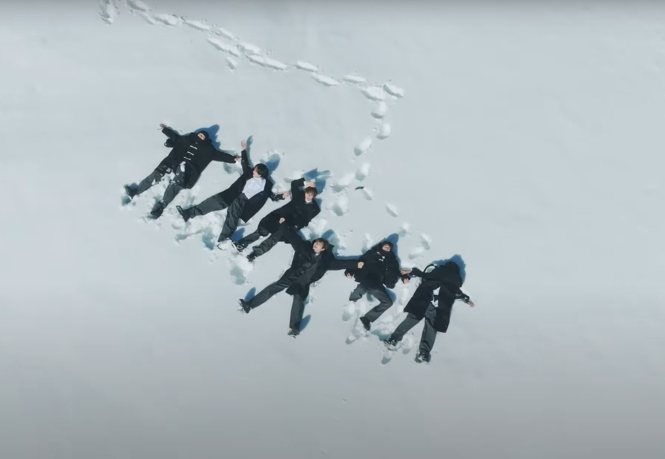 Những khoảnh khắc vui đùa quá đỗi dễ thương của những "người tình mùa Đông" khiến trái tim người hâm mộ cũng phải "tan chảy".