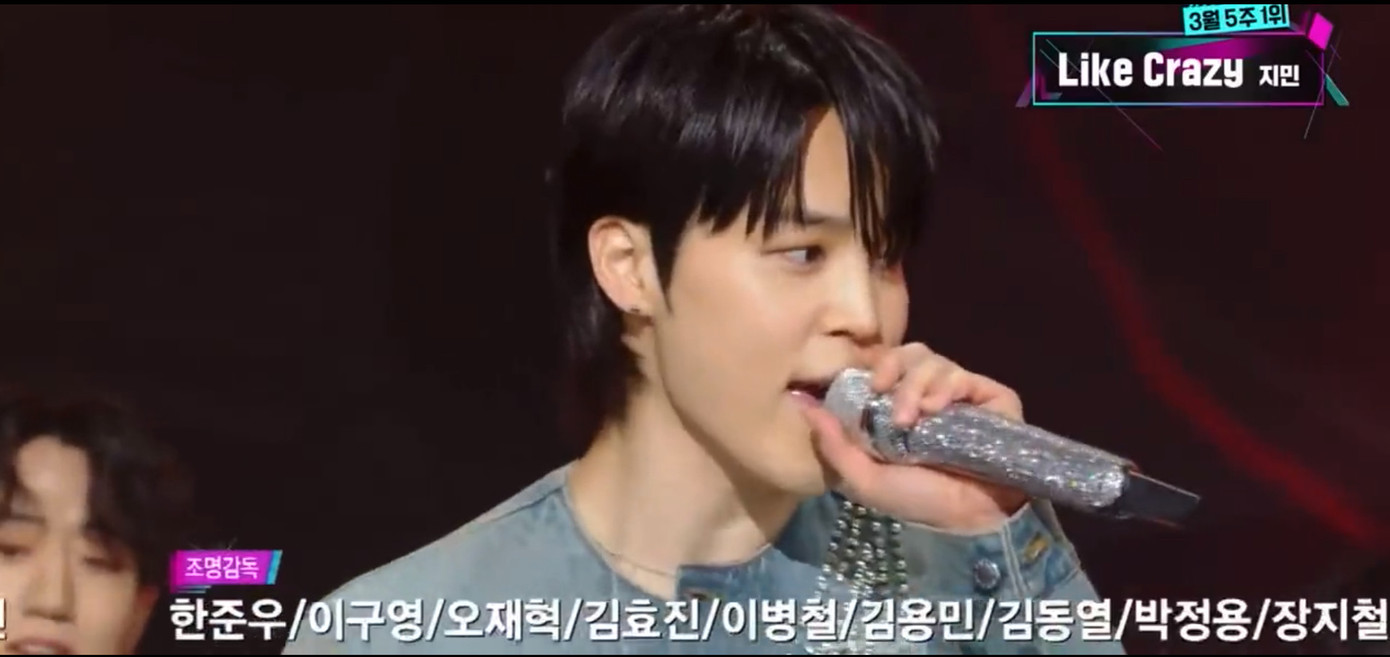 Dù giúp Jimin vững vàng hơn khi hát live, phần nhạc nền có sẵn backtrack vẫn có "tác dụng phụ" khi lộ rõ những khoảnh khắc Jimin bị chênh, lạc tông so với bản audio trong phòng thu âm. Dù giúp Jimin vững vàng hơn khi hát live, phần nhạc nền có sẵn backtrack vẫn có "tác dụng phụ" khi lộ rõ những khoảnh khắc Jimin bị chênh, lạc tông so với bản audio trong phòng thu âm.