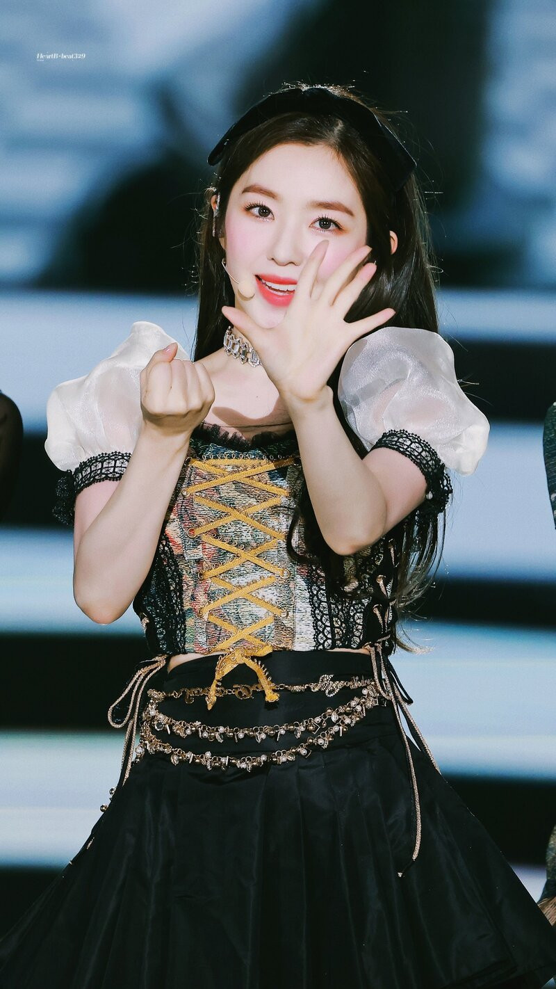 Irene chính thức được "tái sinh" và mở ra "kỷ nguyên" visual mới. Irene chính thức được "tái sinh" và mở ra "kỷ nguyên" visual mới.