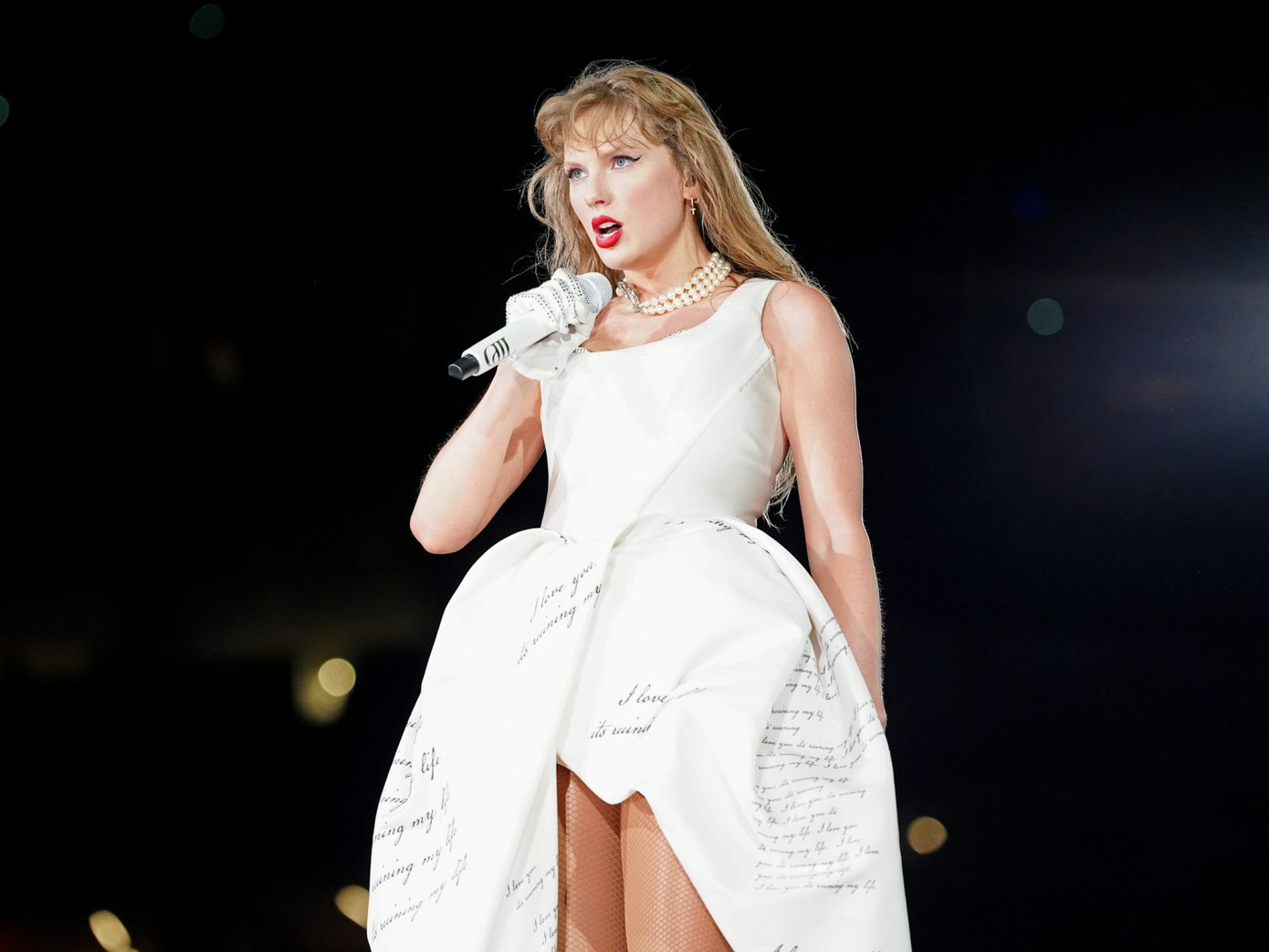 Rosé biết ơn vì Taylor Swift đã rất sẵn sàng để giúp đỡ cô ngay khi lắng nghe những điều main vocal nhà BLACKPINK bày tỏ. Rosé biết ơn vì Taylor Swift đã rất sẵn sàng để giúp đỡ cô ngay khi lắng nghe những điều main vocal nhà BLACKPINK bày tỏ.