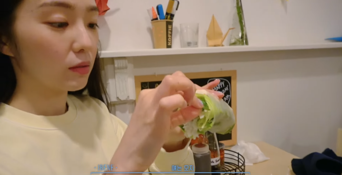 Irene bắt đầu "khám phá" chiếc gỏi cuốn sắp ăn cùng lời nhận xét: "Ôi nó siêu to luôn ý...". Irene bắt đầu "khám phá" chiếc gỏi cuốn sắp ăn cùng lời nhận xét: "Ôi nó siêu to luôn ý...".