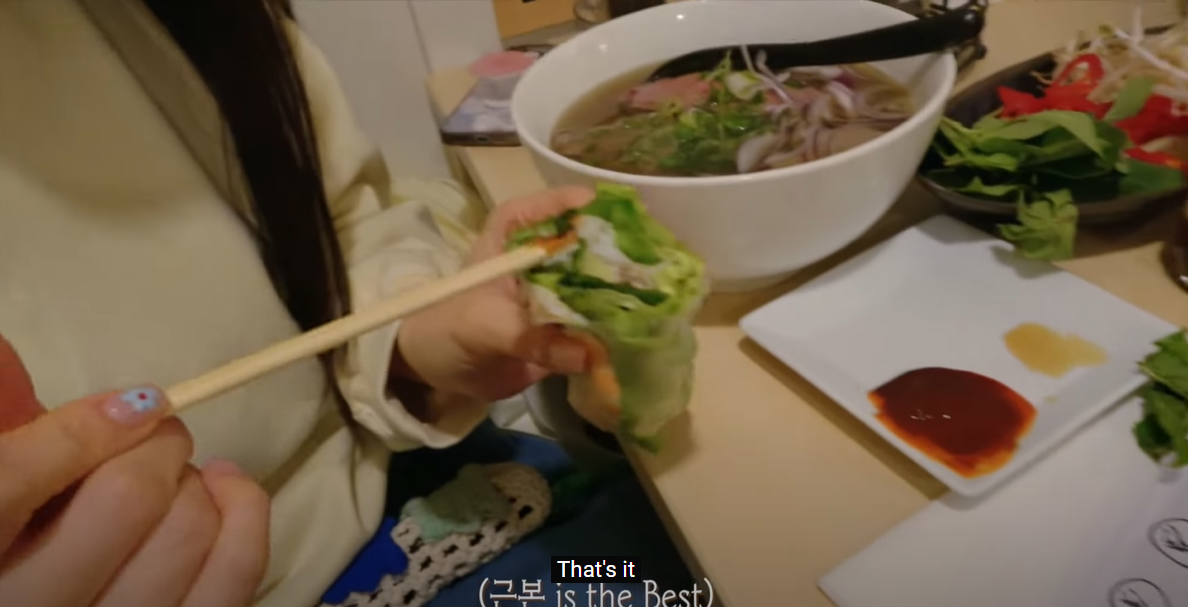 Ngoài gỏi cuốn, có vẻ như Irene còn gọi thêm phở bò để thưởng thức. Ngoài gỏi cuốn, có vẻ như Irene còn gọi thêm phở bò để thưởng thức.