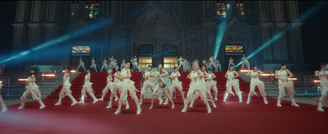 &quot;Siêu đội hình&quot; với dàn backup dancer hùng hậu ở cuối MV cũng nhận được lời khen hết lời của khán giả vì sự đầu tư chỉn chu dành cho sản phẩm lần này của Tzuyu.