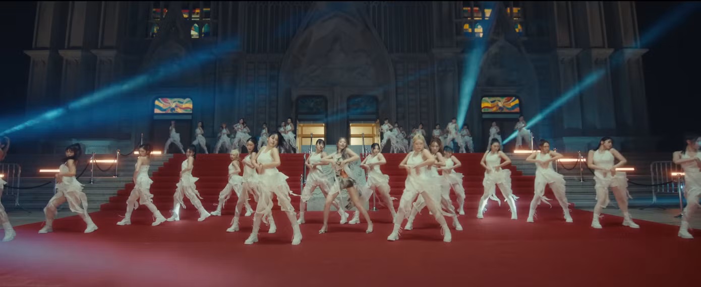 "Siêu đội hình" với dàn backup dancer hùng hậu ở cuối MV cũng nhận được lời khen hết lời của khán giả vì sự đầu tư chỉn chu dành cho sản phẩm lần này của Tzuyu.