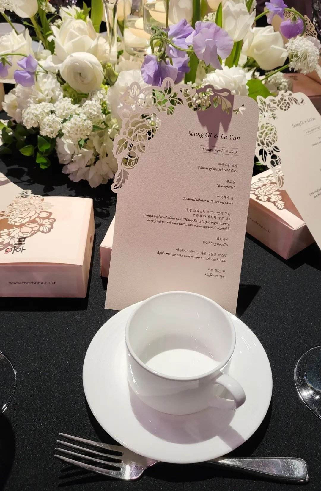 Được biết, các món ăn của tiệc cưới được chuẩn bị từ hai đầu bếp đến từ Pháp. Được biết, các món ăn của tiệc cưới được chuẩn bị từ hai đầu bếp đến từ Pháp.