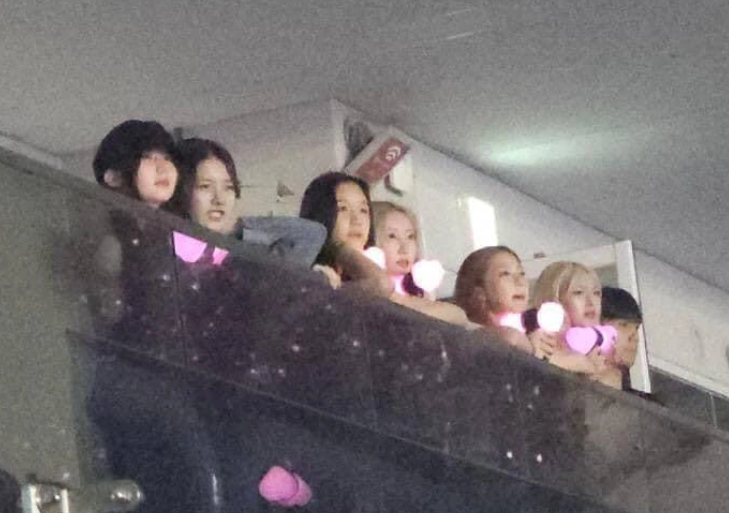 Người hâm mộ bắt được khoảnh khắc 6 thành viên của BABYMONSTER tham dự concert của BLACKPINK, hoàn toàn không có sự xuất hiện của Ahyeon. Người hâm mộ bắt được khoảnh khắc 6 thành viên của BABYMONSTER tham dự concert của BLACKPINK, hoàn toàn không có sự xuất hiện của Ahyeon.