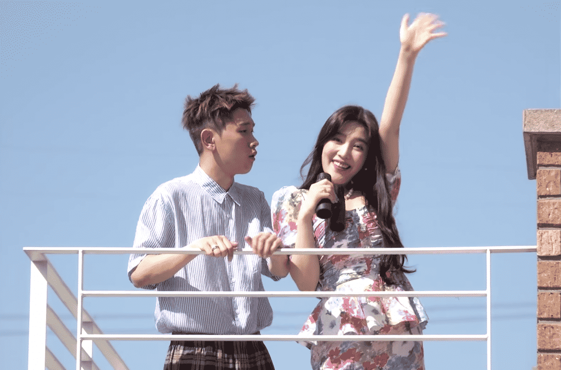 Ánh mắt ngẩn ngơ khi nhìn Joy của Crush. Ánh mắt ngẩn ngơ khi nhìn Joy của Crush.