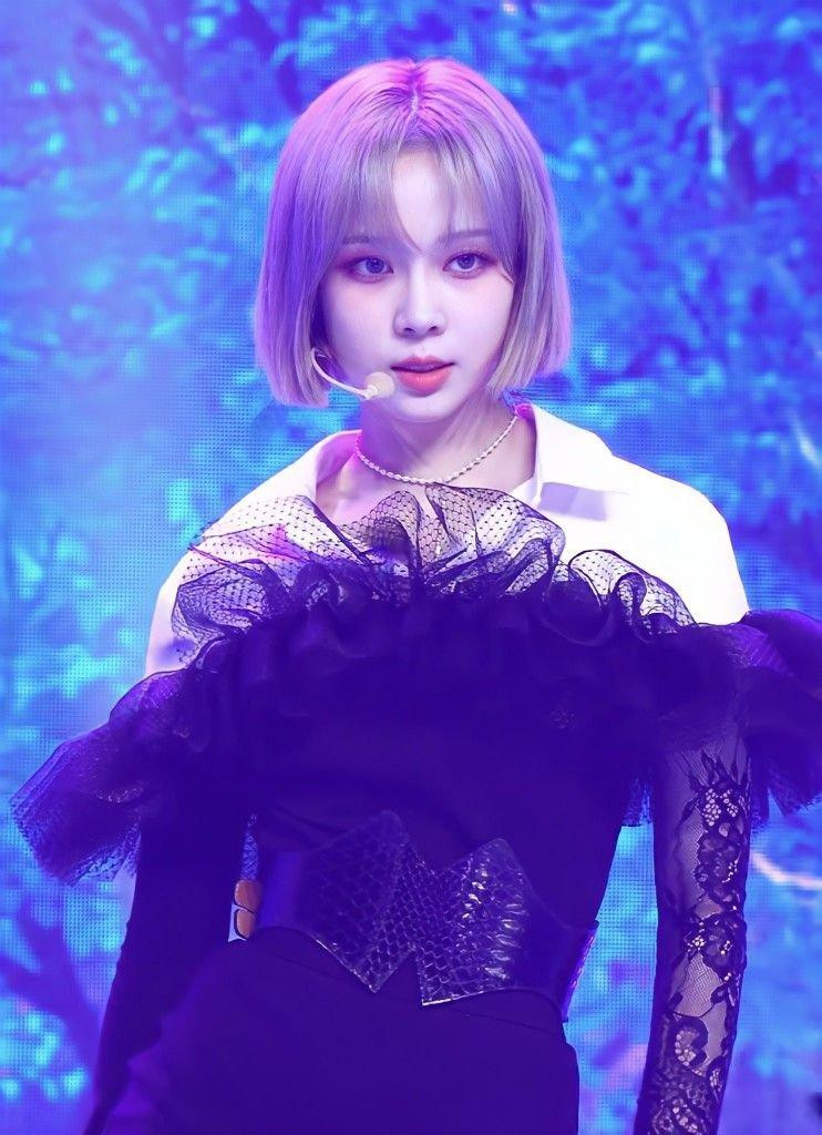 Có thể dễ dàng thấy được đường nét V-line trên gương mặt của nữ idol nhờ chiếc cằm ngắn.